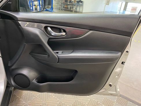 Used 2018 Nissan Rogue SV image 19