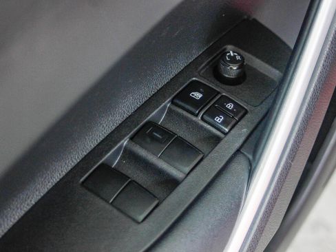 Used 2024 Toyota Corolla Cross XLE image 25