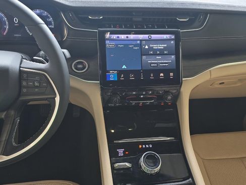 Used 2023 Jeep Grand Cherokee Limited w/ Luxury Tech Group II image 9