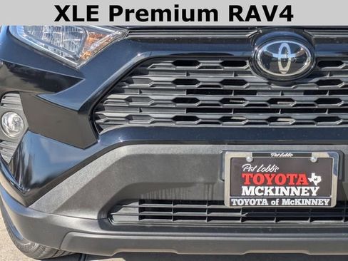 Used 2021 Toyota RAV4 XLE Premium image 3
