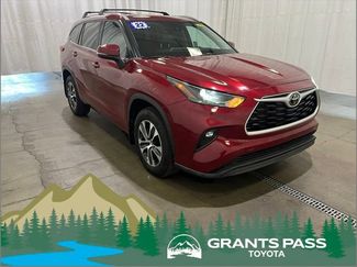 Used 2022 Toyota Highlander XLE AWD/4WD video 1