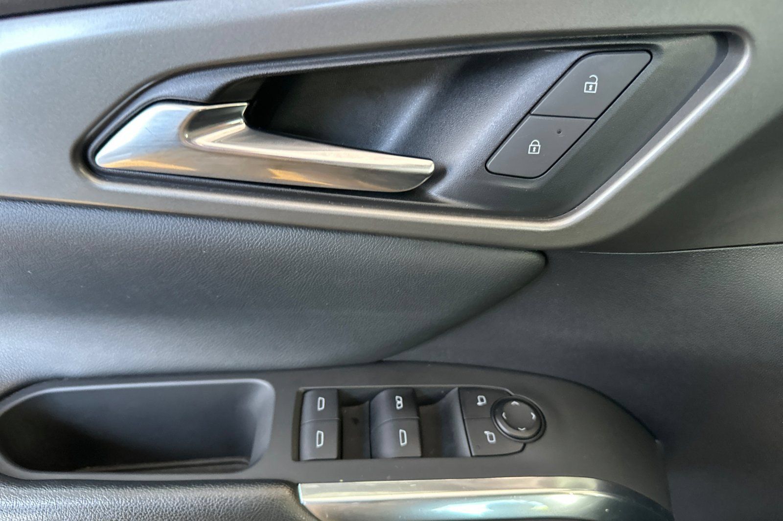 Used 2024 Chevrolet Traverse LT FWD image 11