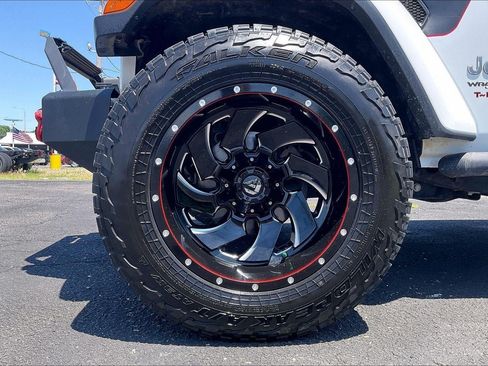 Used 2018 Jeep Wrangler Unlimited Sahara w/ LED Lighting Group AWD/4WD image 9