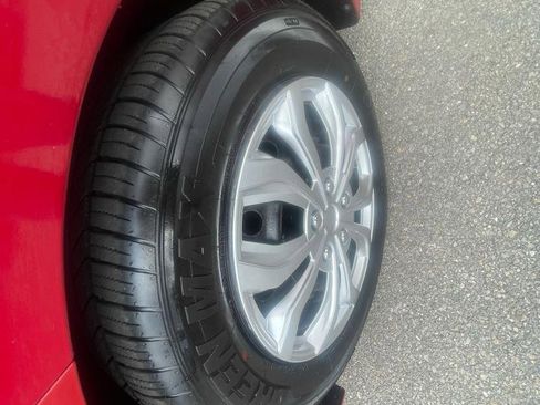 Used 2017 Hyundai Elantra SE image 18