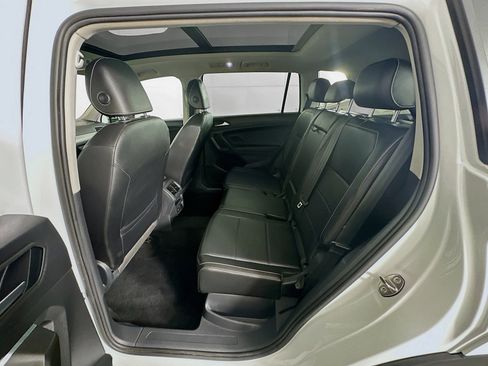 Used 2021 Volkswagen Tiguan SE w/ Panoramic Sunroof Package image 28