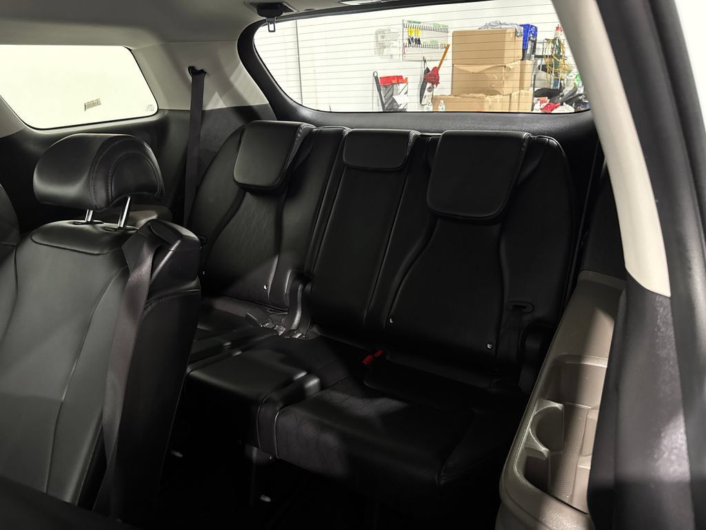 Used 2025 Kia Carnival FWD image 21