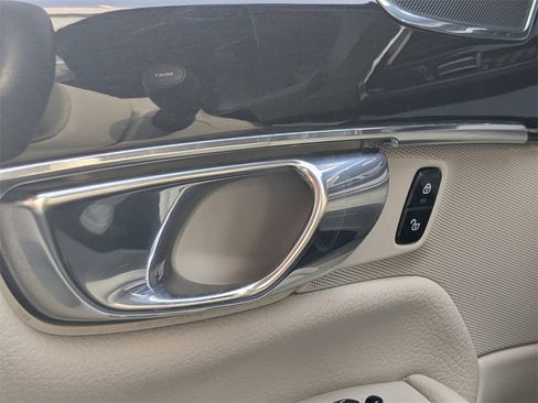 Used 2018 Volvo XC90 T6 Momentum w/ Convenience Package image 32