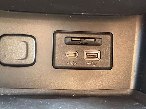 Used 2023 GMC Acadia SLT w/ Elevation Edition image 22