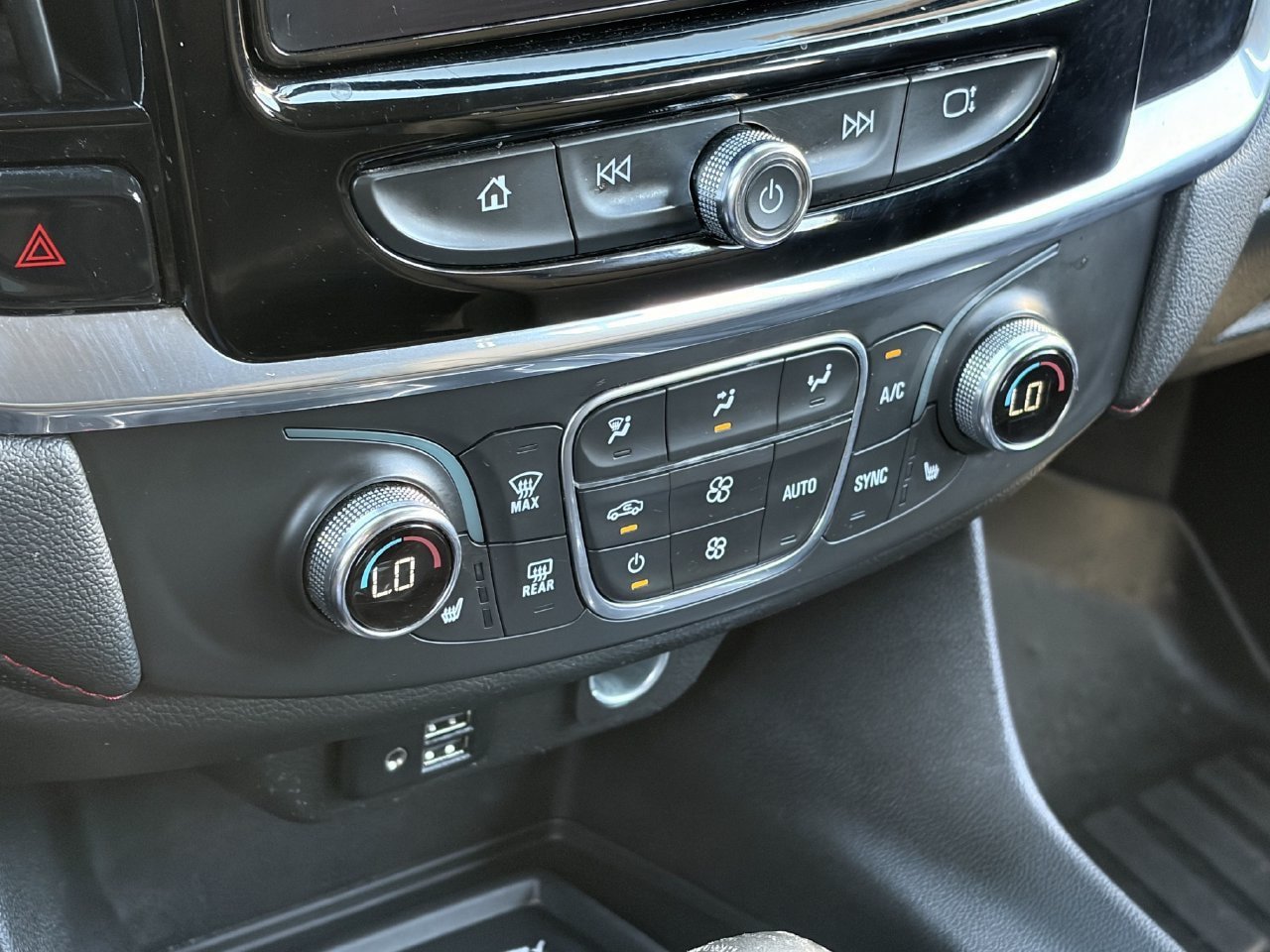 Used 2022 Chevrolet Traverse RS FWD image 29