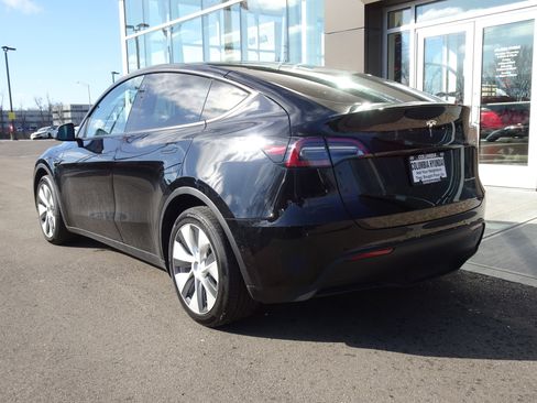 Used 2021 Tesla Model Y Long Range image 3