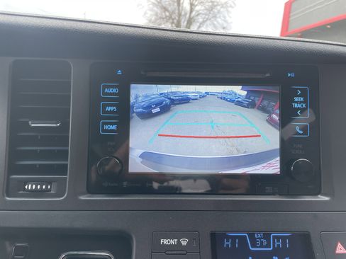 Used 2016 Toyota Sienna Limited image 19