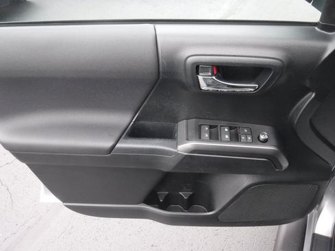 Used 2017 Toyota Tacoma TRD Sport image 20