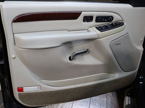 Used 2005 Cadillac Escalade ESV Platinum image 29