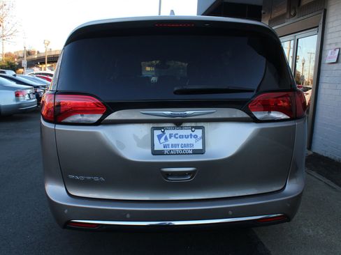 Used 2018 Chrysler Pacifica Touring-L image 6