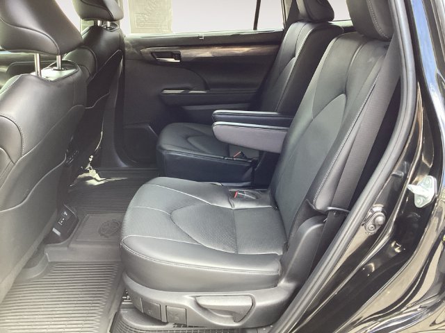Used 2024 Toyota Highlander Limited AWD/4WD image 12