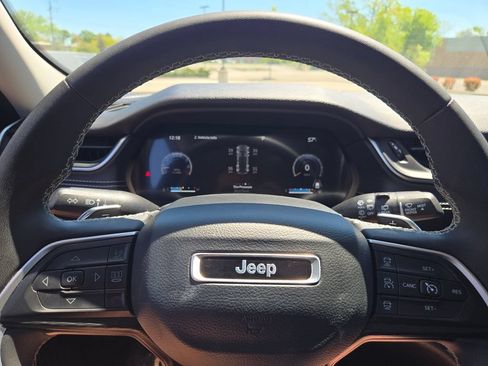 Used 2023 Jeep Grand Cherokee Laredo AWD/4WD image 30