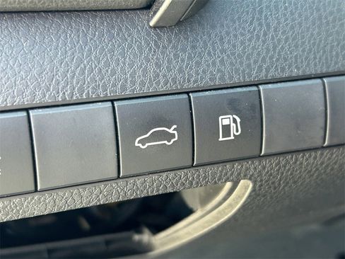 Used 2018 Toyota Camry SE image 23