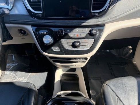 Used 2022 Chrysler Pacifica Touring-L image 31