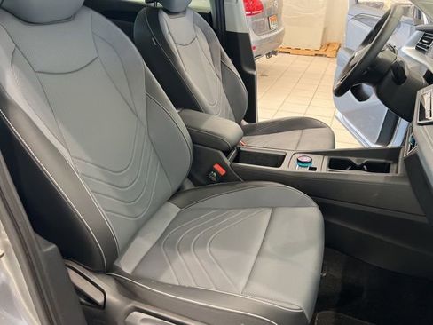 Certified 2025 Volkswagen Tiguan SE AWD/4WD image 22