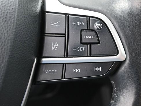 Used 2022 Toyota Highlander XLE AWD/4WD image 18