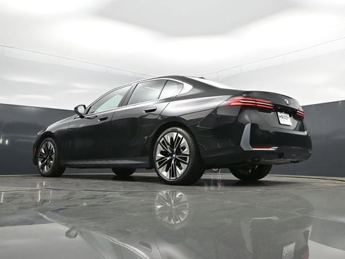 Certified 2025 BMW 530i image 40