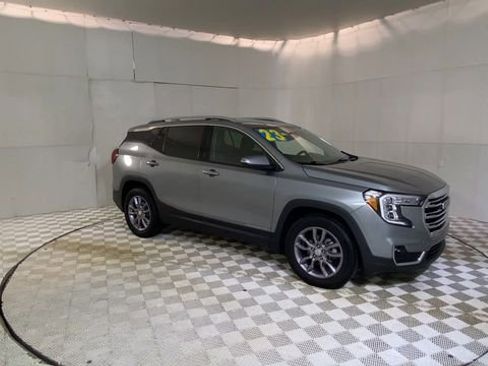 Used 2023 GMC Terrain SLT image 2