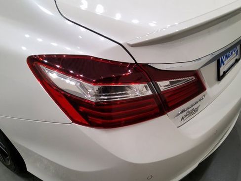 Used 2017 Honda Accord Touring image 12