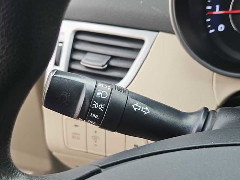 Used 2016 Hyundai Elantra SE image 25