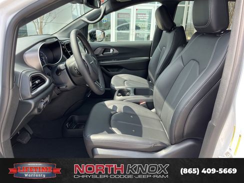 New 2026 Chrysler Pacifica Select image 3
