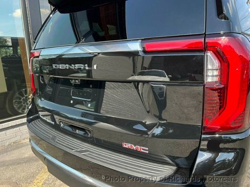 Used 2025 GMC Yukon XL Denali w/ Denali Reserve Package AWD/4WD image 11