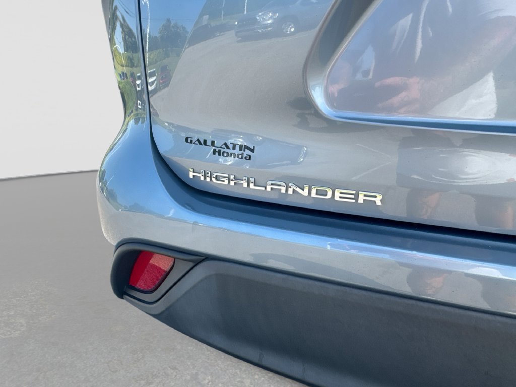 Used 2022 Toyota Highlander XLE AWD/4WD image 18