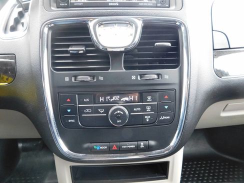 Used 2016 Chrysler Town & Country Touring image 11
