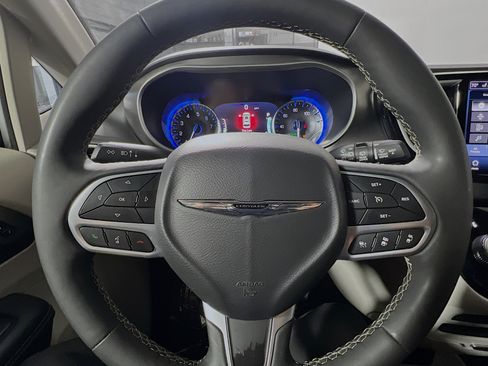 Used 2024 Chrysler Pacifica Touring-L image 18