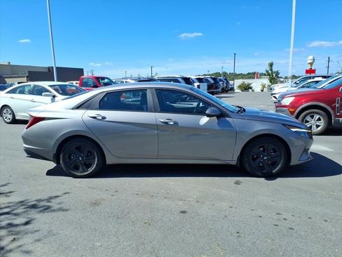 Used 2023 Hyundai Elantra Blue image 21