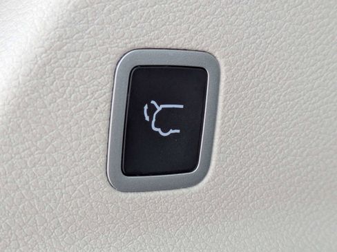 Used 2024 Chrysler Voyager LX FWD image 14