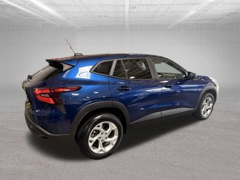 Used 2024 Chevrolet Trax LS w/ LS Convenience Package FWD image 23