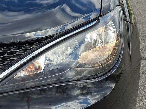 Used 2023 Chrysler Voyager LX FWD image 9