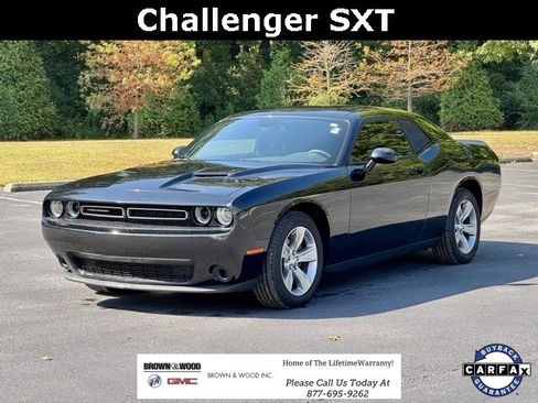 Used 2018 Dodge Challenger SXT image 1