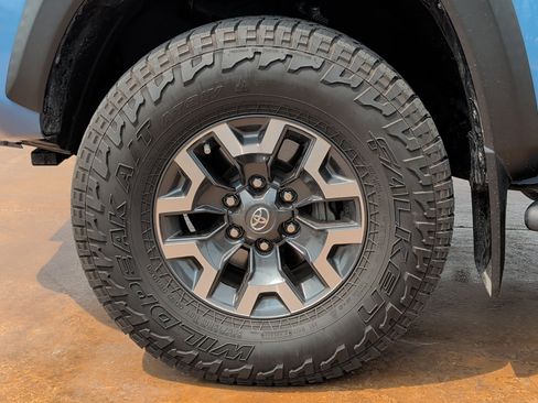 Used 2019 Toyota Tacoma TRD Off-Road w/ Technology Package AWD/4WD image 7