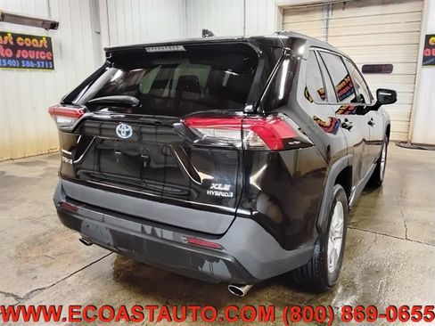 Used 2021 Toyota RAV4 XLE w/ Convenience Package AWD/4WD image 3