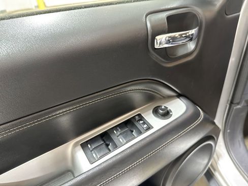 Used 2016 Jeep Compass Latitude FWD image 18