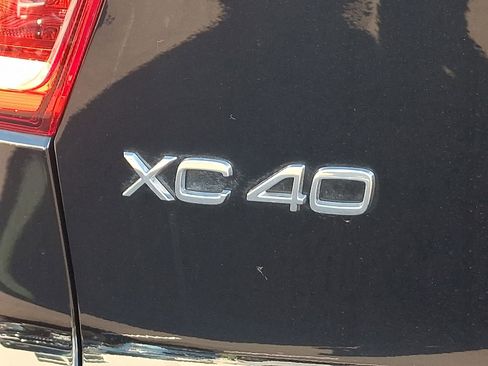 Certified 2025 Volvo XC40 B5 Core image 30