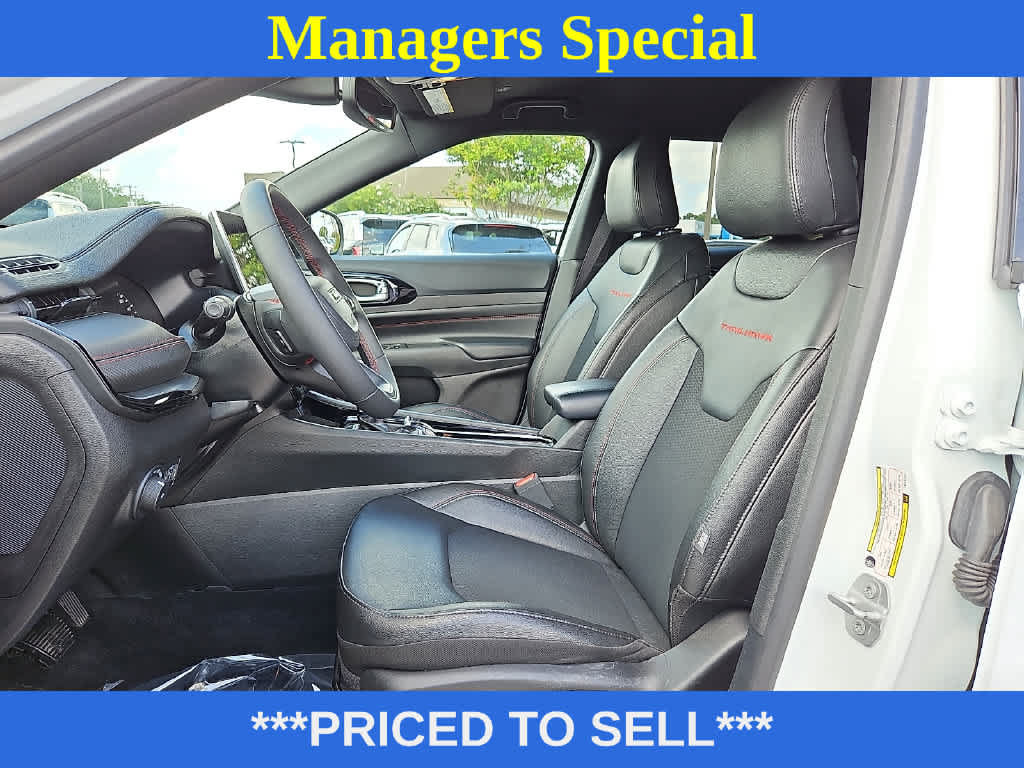 Used 2025 Jeep Compass Trailhawk AWD/4WD image 12