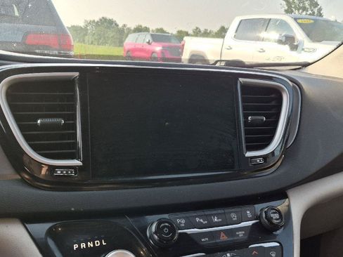 Used 2022 Chrysler Pacifica Touring-L w/ Uconnect Theater Family Group FWD image 9