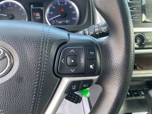 Used 2019 Toyota Highlander LE AWD/4WD image 17