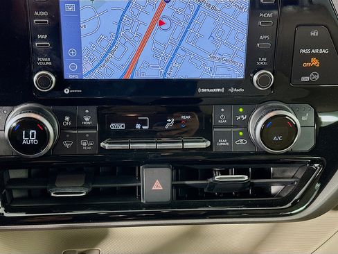 Used 2022 Toyota Highlander XLE image 23