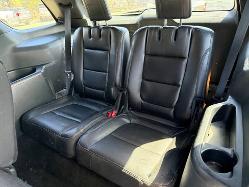 Used 2018 Ford Explorer XLT w/ Equipment Group 202A AWD/4WD image 12