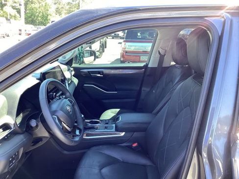 Used 2024 Toyota Highlander Platinum FWD image 8