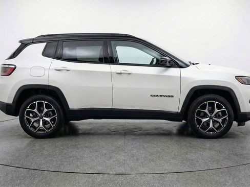 Used 2025 Jeep Compass Limited image 11