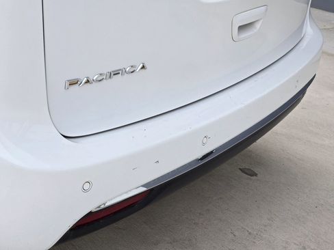 Used 2018 Chrysler Pacifica Touring-L image 41